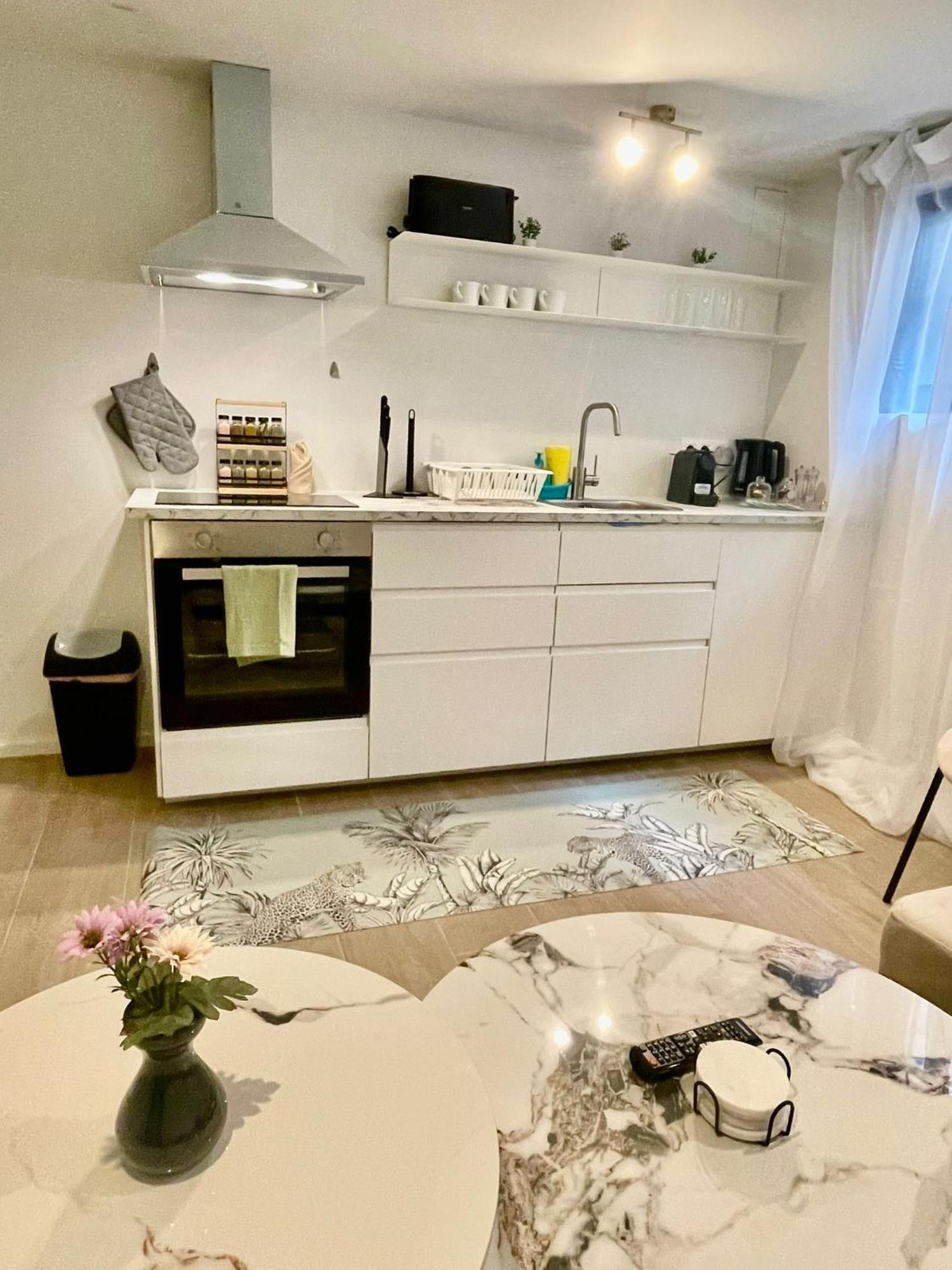 One Lux Basement Near Appartement